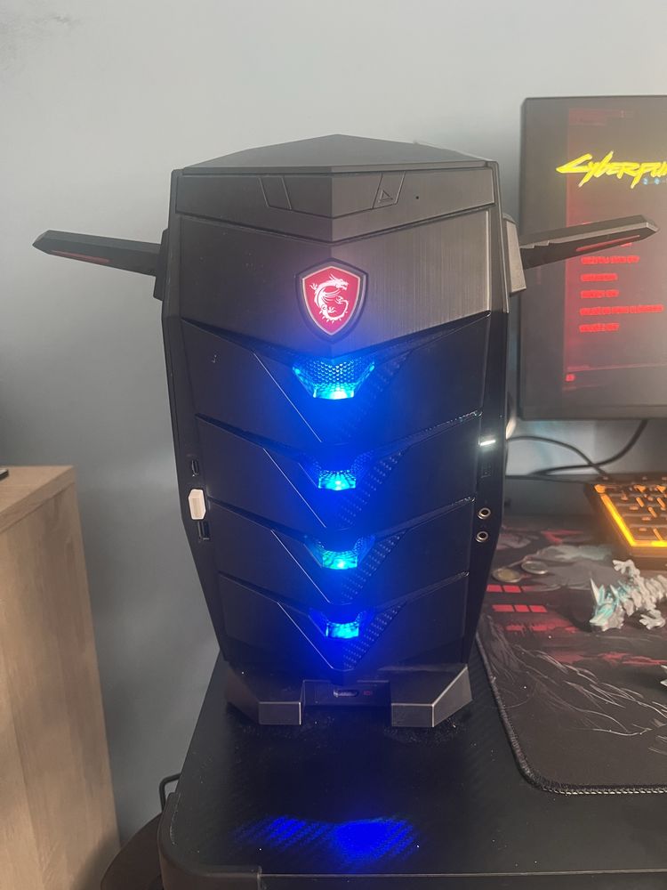 Komputer gamingowy MSI Aegis 3 w stanie idealnym.