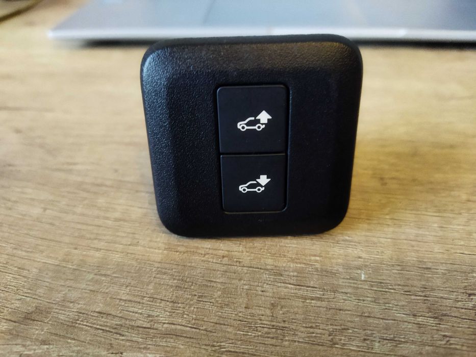 Кнопка открытия и закрытия багажника RANGE ROVER.