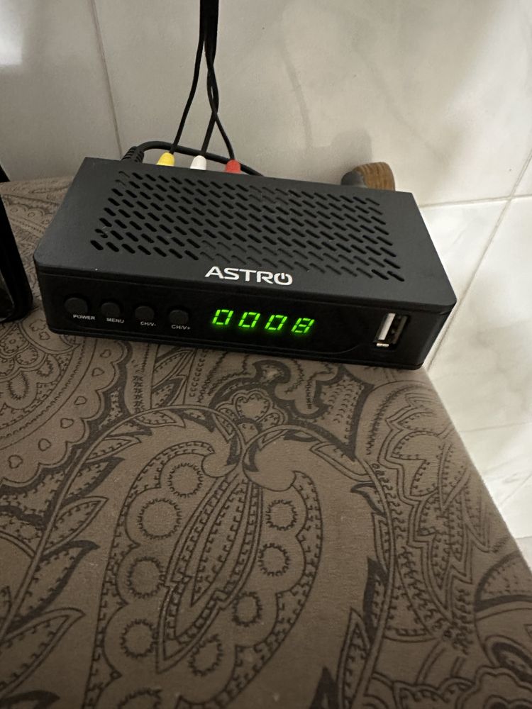 ТВ тюнер Astro разом з кімнатною антеною.