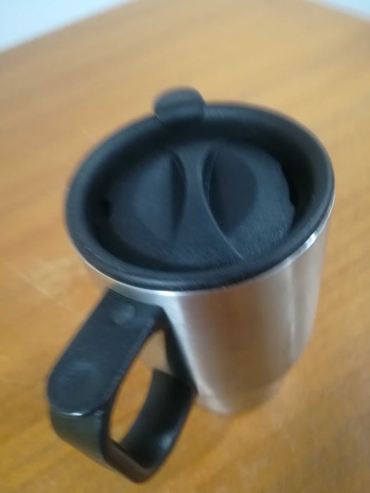 Metalowy kubek termiczny z uchwytem – srebrny