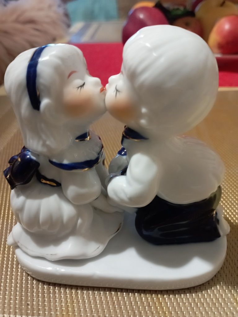 Фарфоровая статуэтка Мальчик и девочка целуются