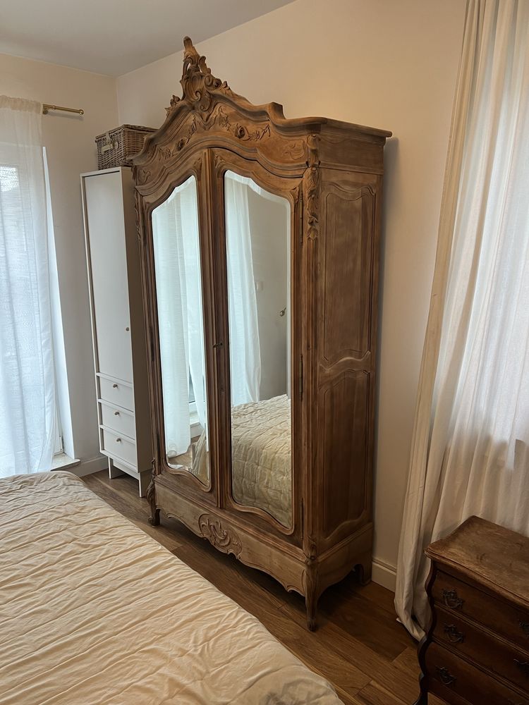 Stylowa szafa vintage z litego drewna wyjatkowy mebel retro vintage