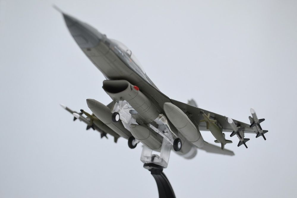 Самолёт истребитель F-16 модель коллекционная металлическая