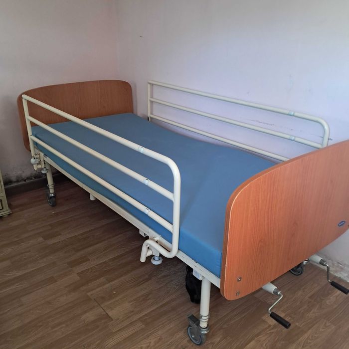 Cama articulada com colchão hospitalat