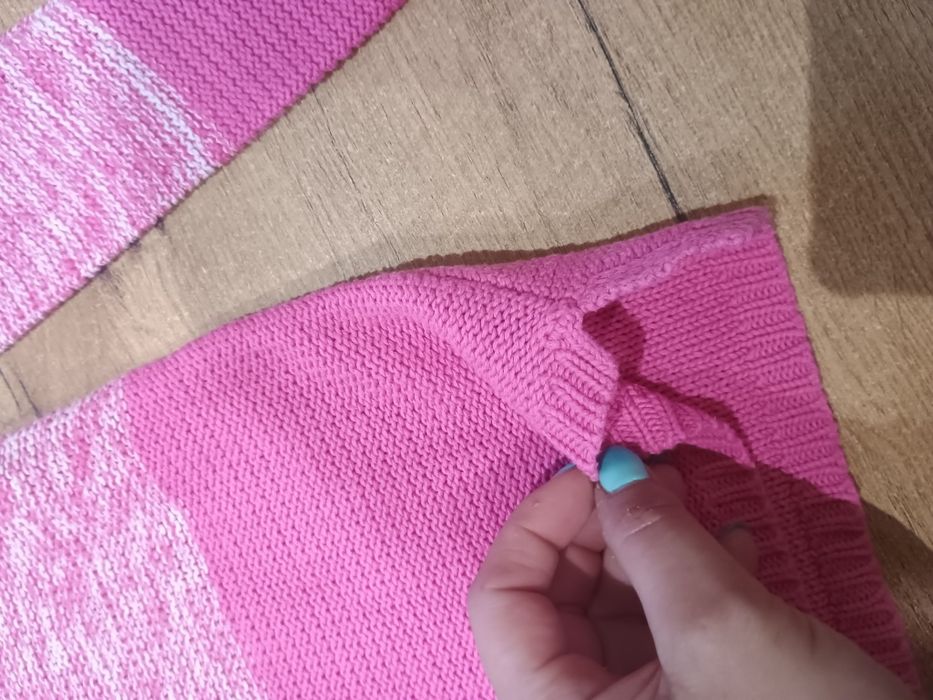 Różowy sweterek młodzieży