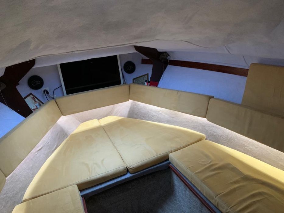 Jacht motorowy kabinowy / Łódź motorowa Glastron Aventure 266 165KM