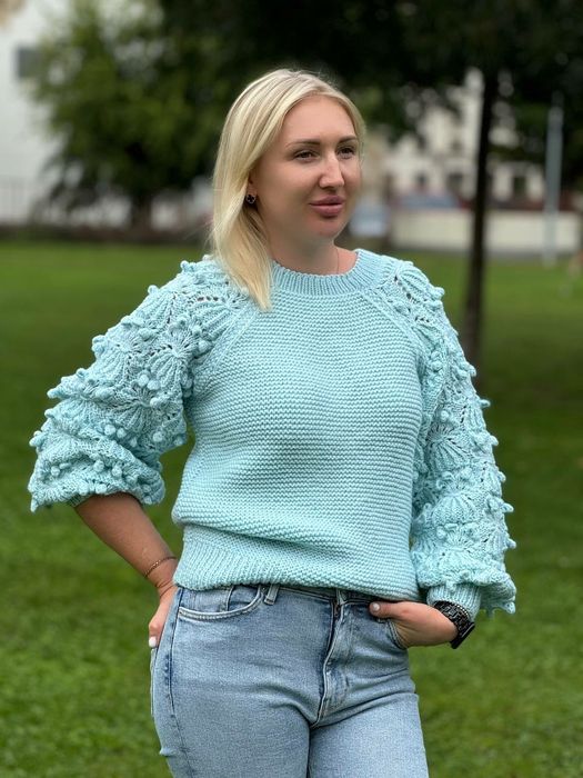 Жіночий в'язаний светр ручної роботи