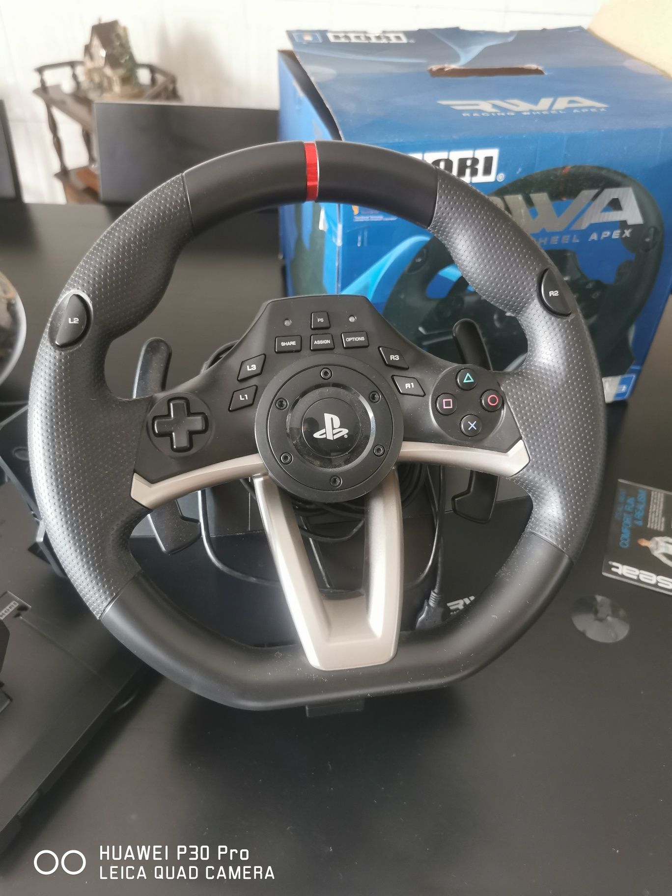 Playstation 4+ 2 comandos+ volante e pedais+ carregador de comandos