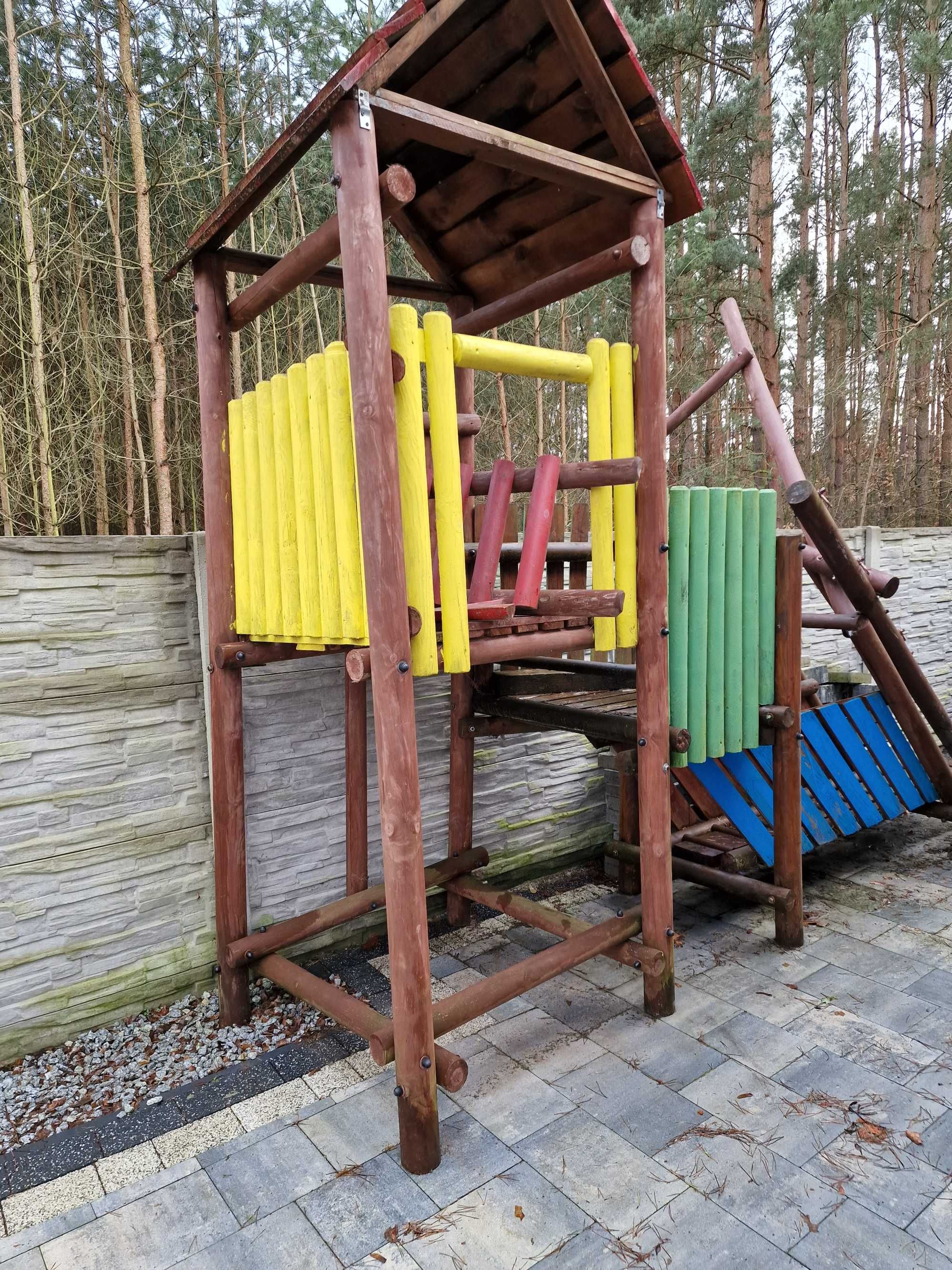 Plac zabaw z huśtawką