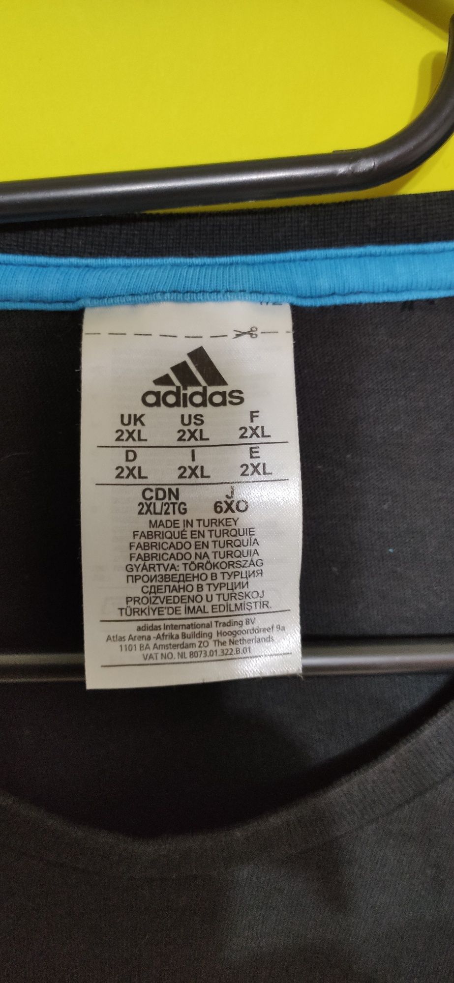 Koszulka t-shirt męski firmy Adidas czarny z logiem napisów adidas