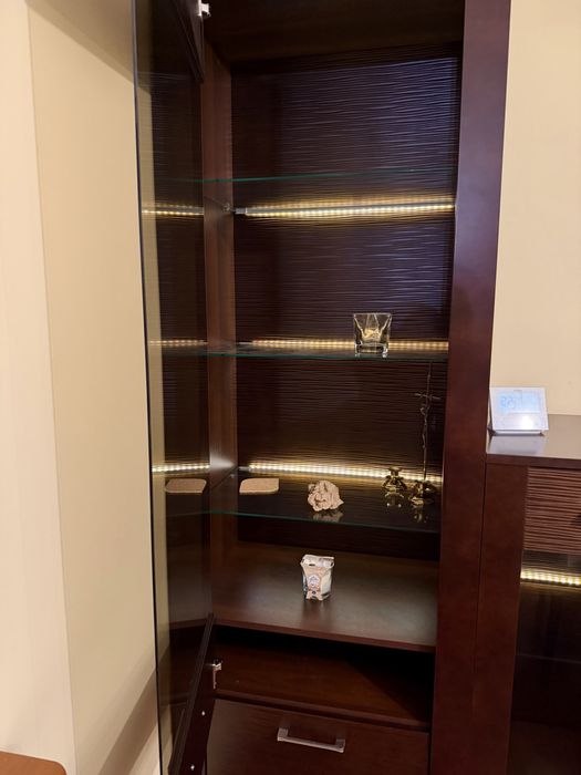 Zestaw porzadnych mebli komoda i witryna Taranko