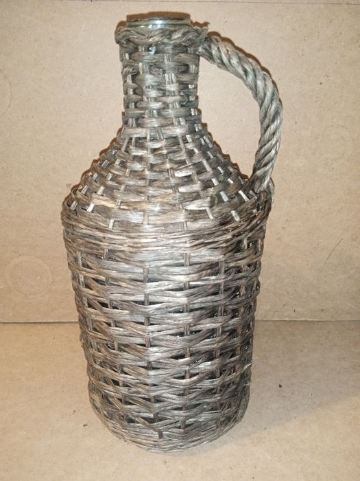 Бутиль обплетенний лозою з ручкою на 5 л.