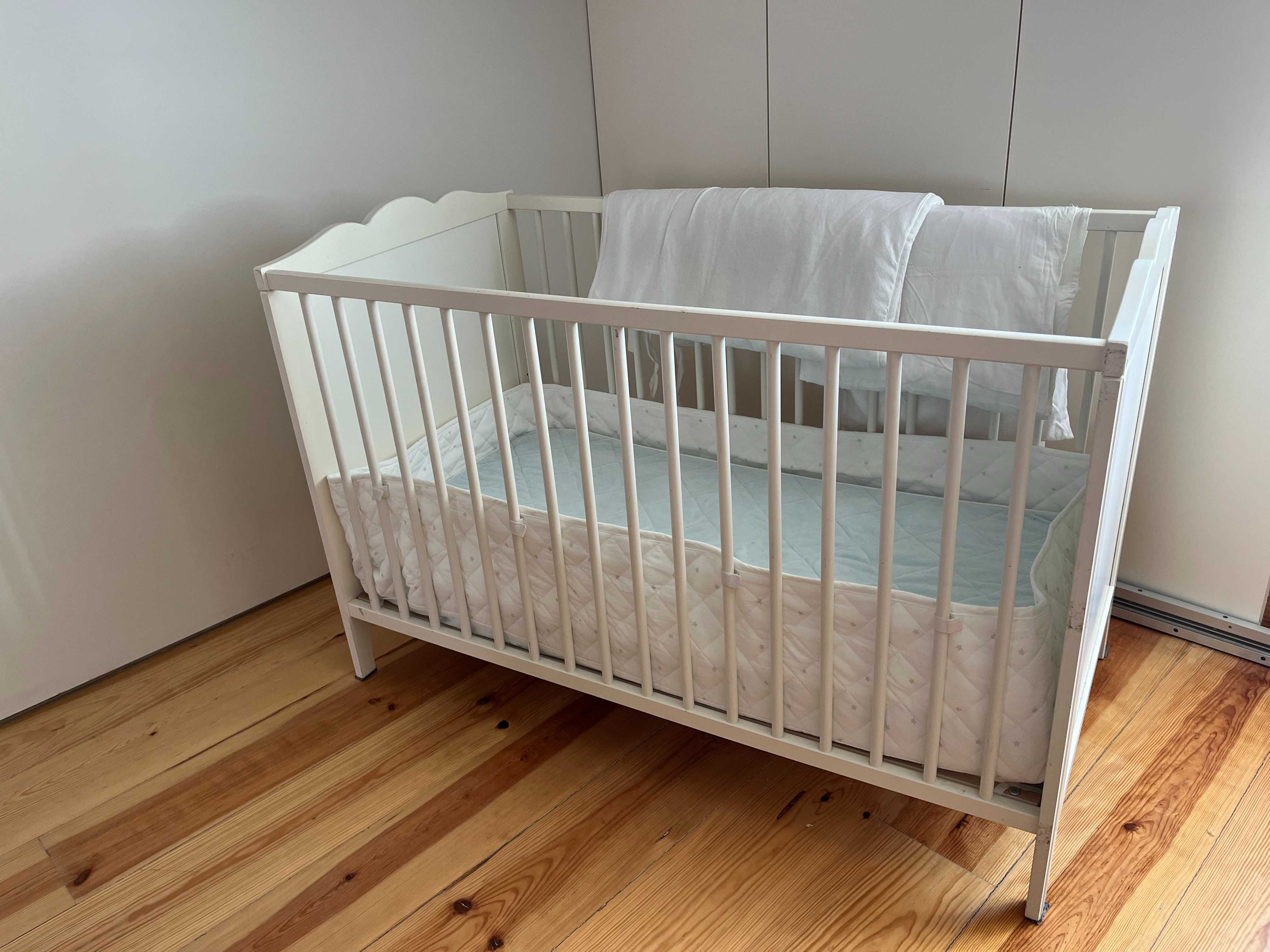 Pack Bebé IKEA: Berço Hensvik + Cadeira Antilop + Acessórios