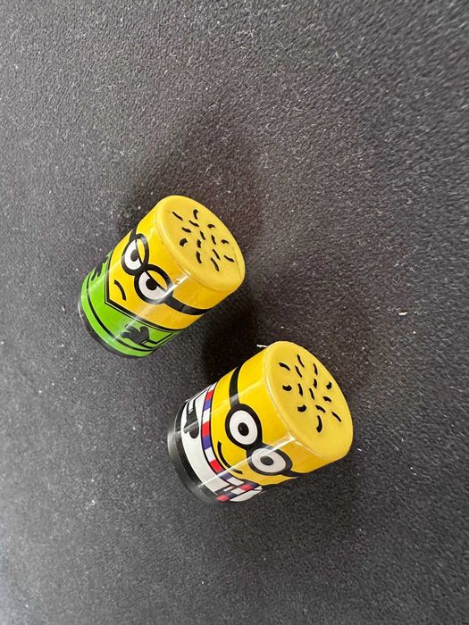 Minionki figurki kolekcjonersike z metalową kulką