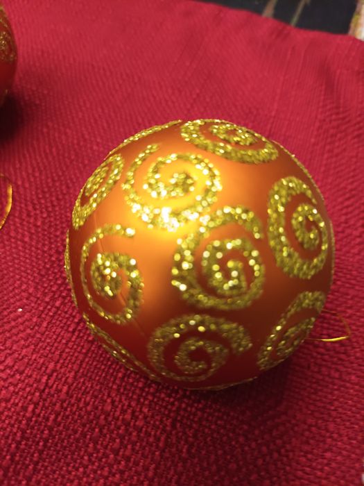 28 bolas douradas  de Natal...e 6  de fantasia...