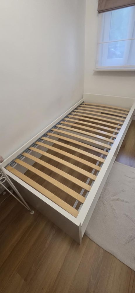 Białe łóżko pojedyncze IKEA z czarnymi szufladami 90x200 cm