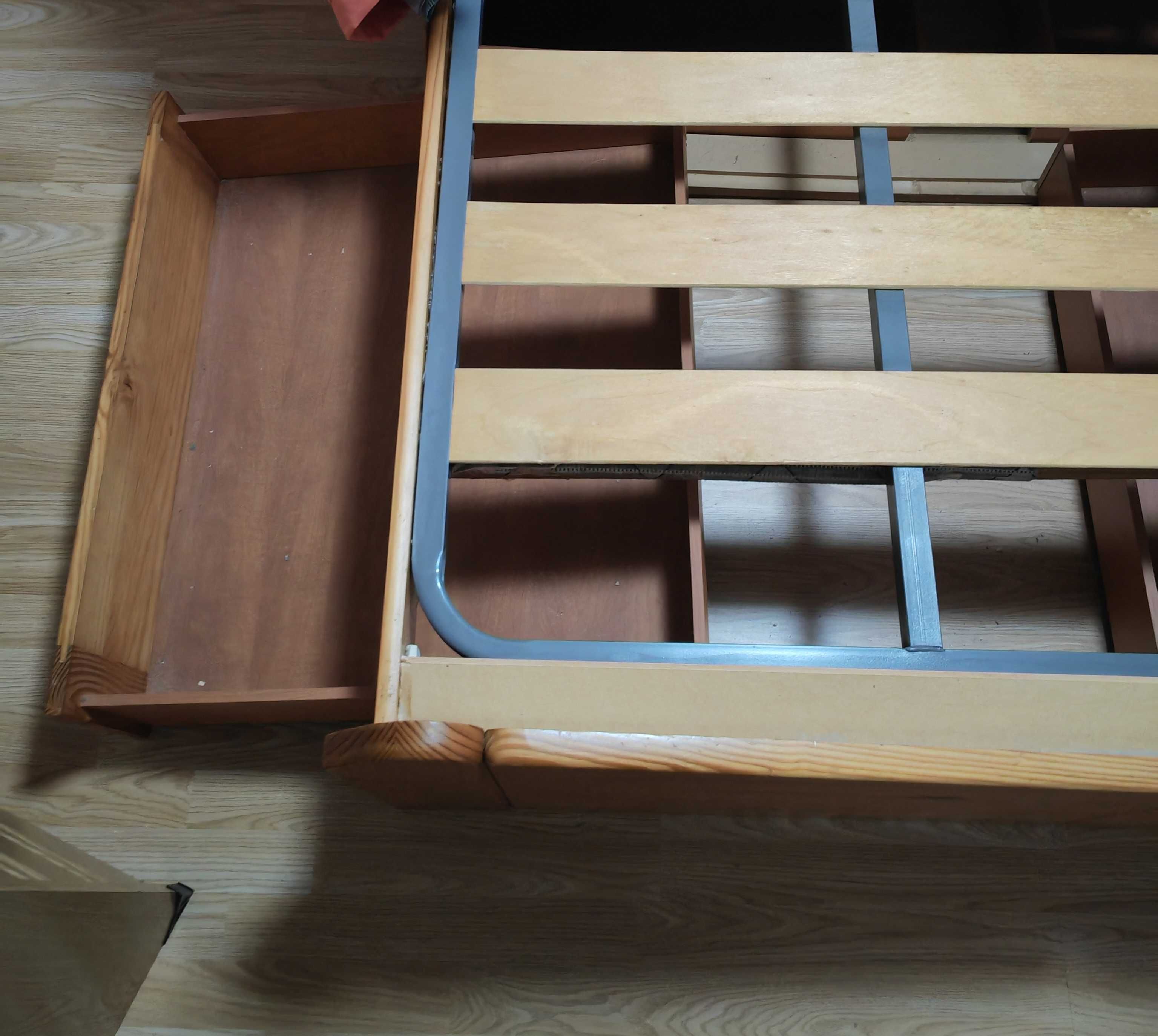 Vendo cama de casal (148cm-207cm) s/ colchão + 2 mesinhas de cabeceira