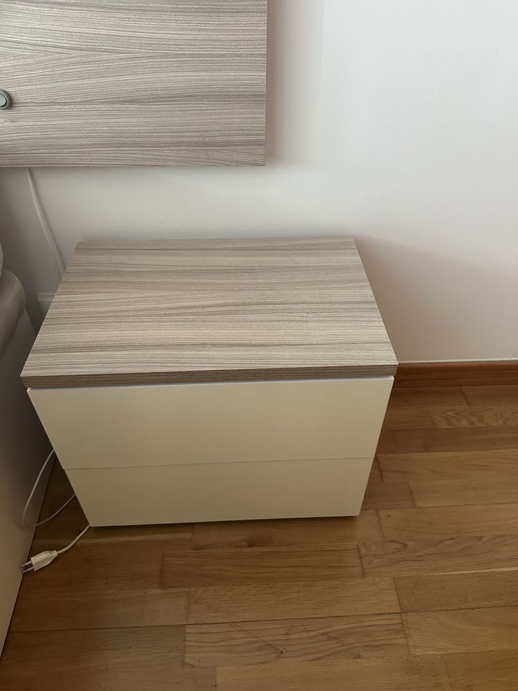 Cabeceira de cama e mesas de cabeceira