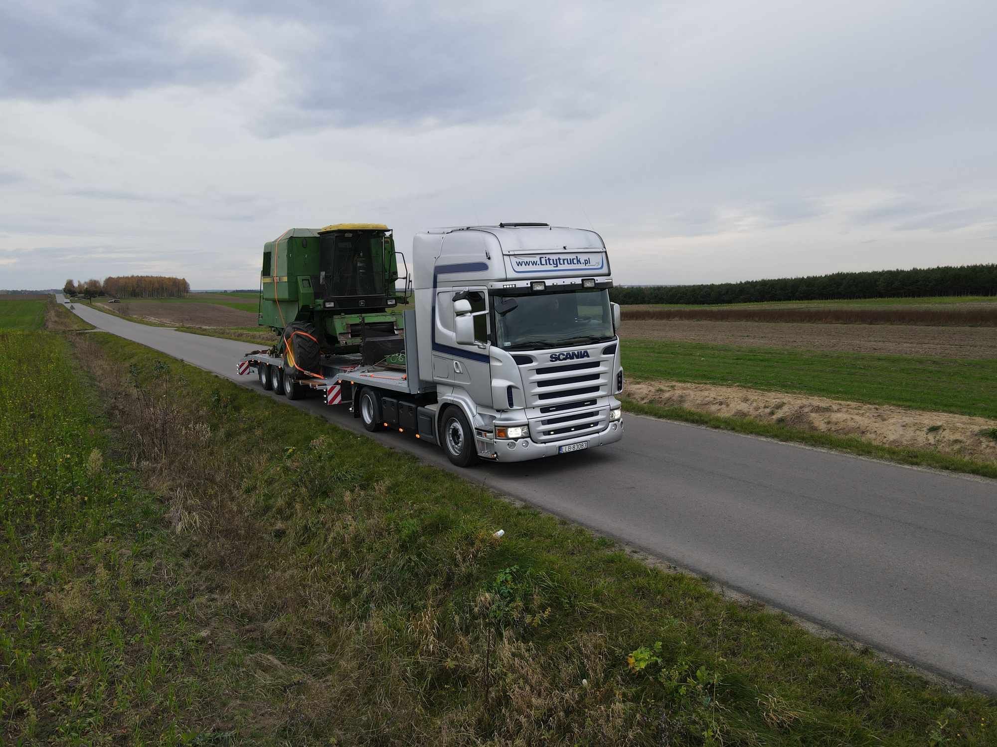 Transport maszyn rolniczych budowlanych ciągników kombajnów Laweta