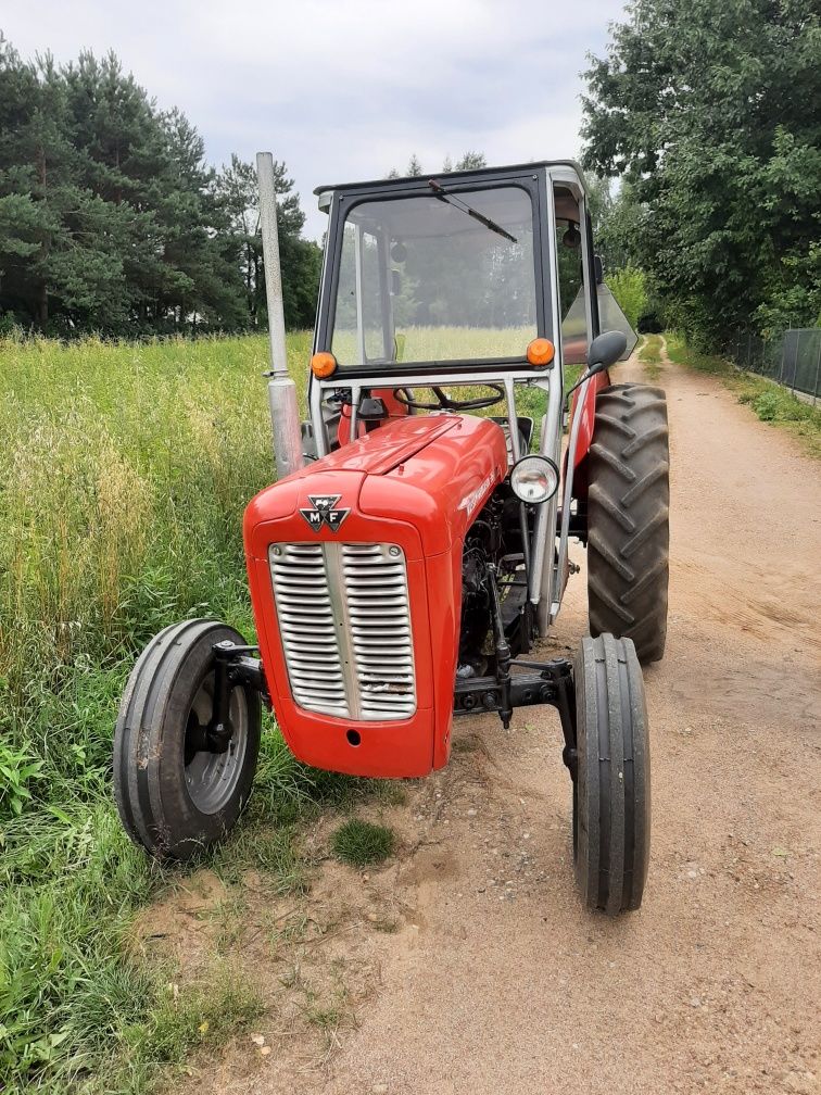 Czerwony traktorek Massey Fe 35