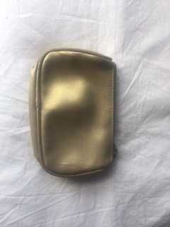 bolsa gucci dourada de maquilhagem