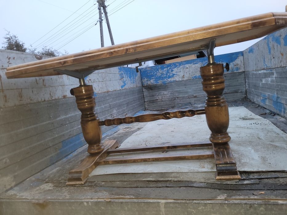 Stół z pufami w zestawie