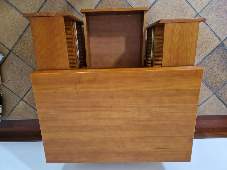 Móvel madeira maciça em muito boas condições