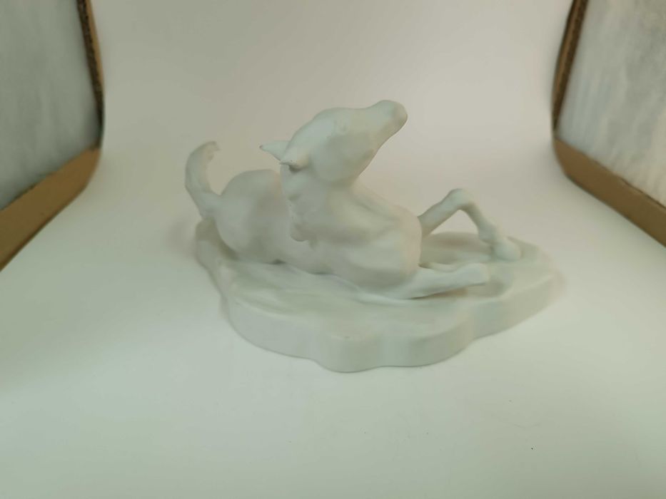 Escultura de Cavalo deitado em biscuit da Vista Alegre. Marcada