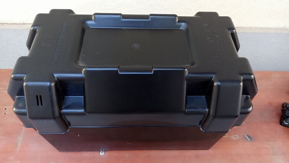 Caixa para bateria de 12v 100amp