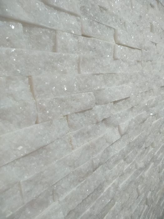 Pedra branca escassilhada