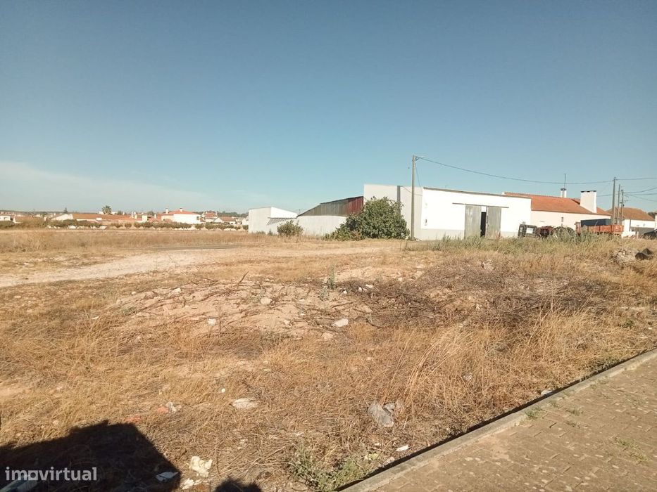 Terreno com uma área bruta de construção de 250m2