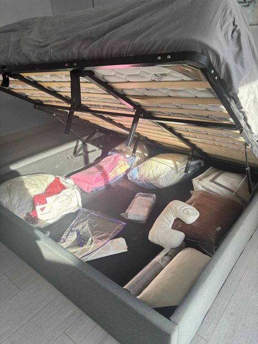 Cama cinza e colchão