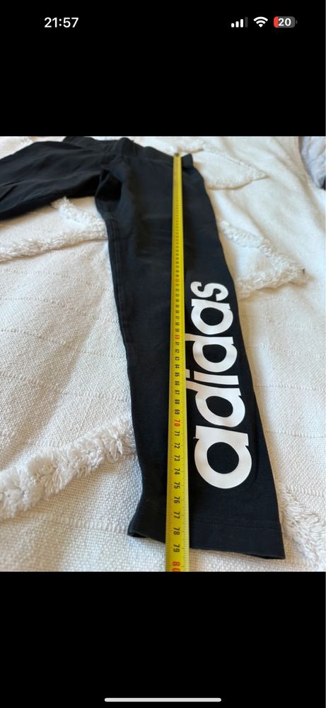 Czarne legginsy adidas z dużym napisem
