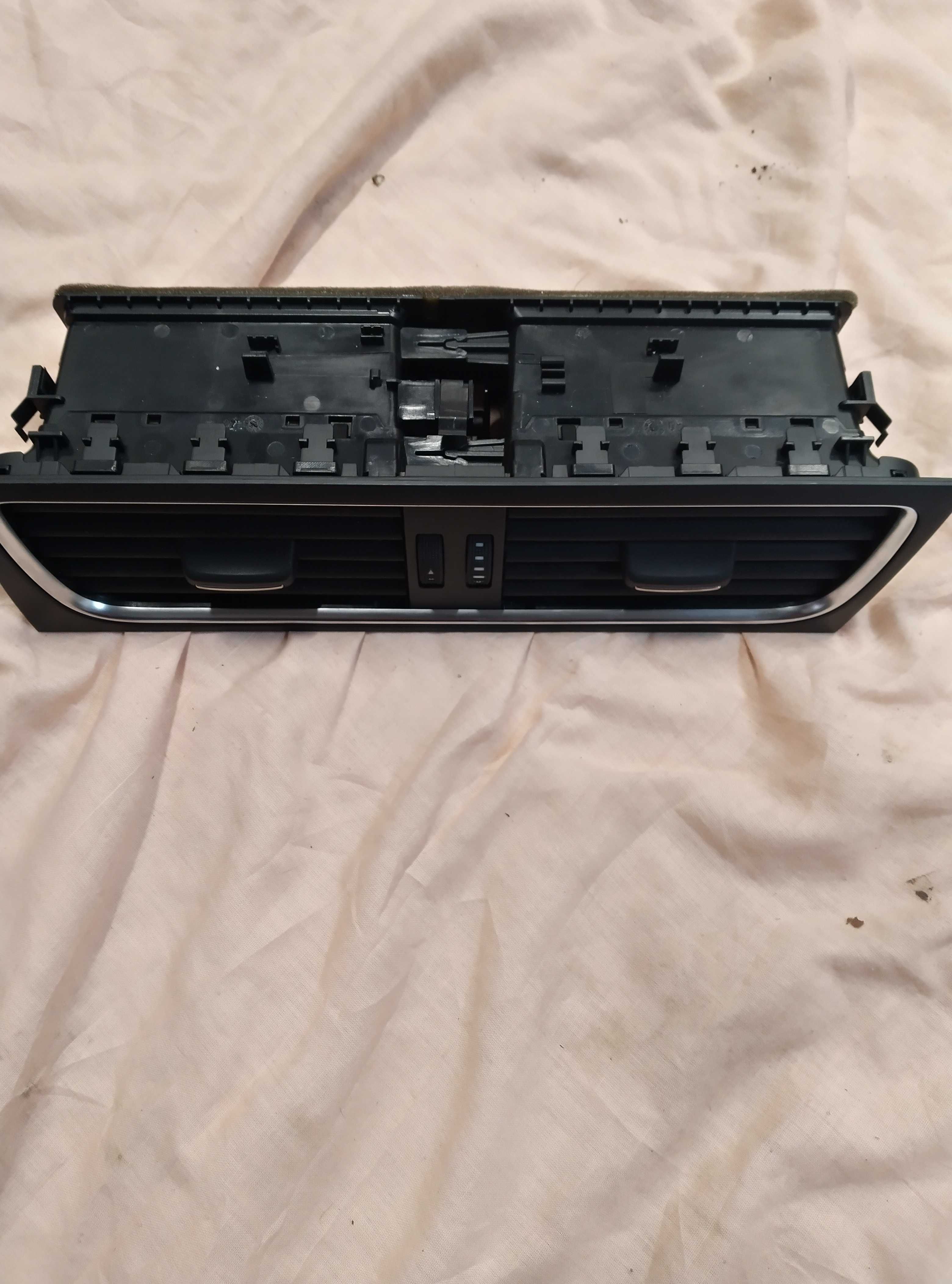 Audi A4 B8 kratka nawiewu sierodkowa 8T2.820.951.B