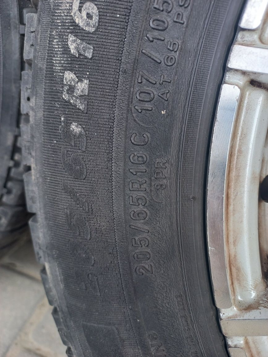 Продам решину Michelin!  диски. 205/65/16 C