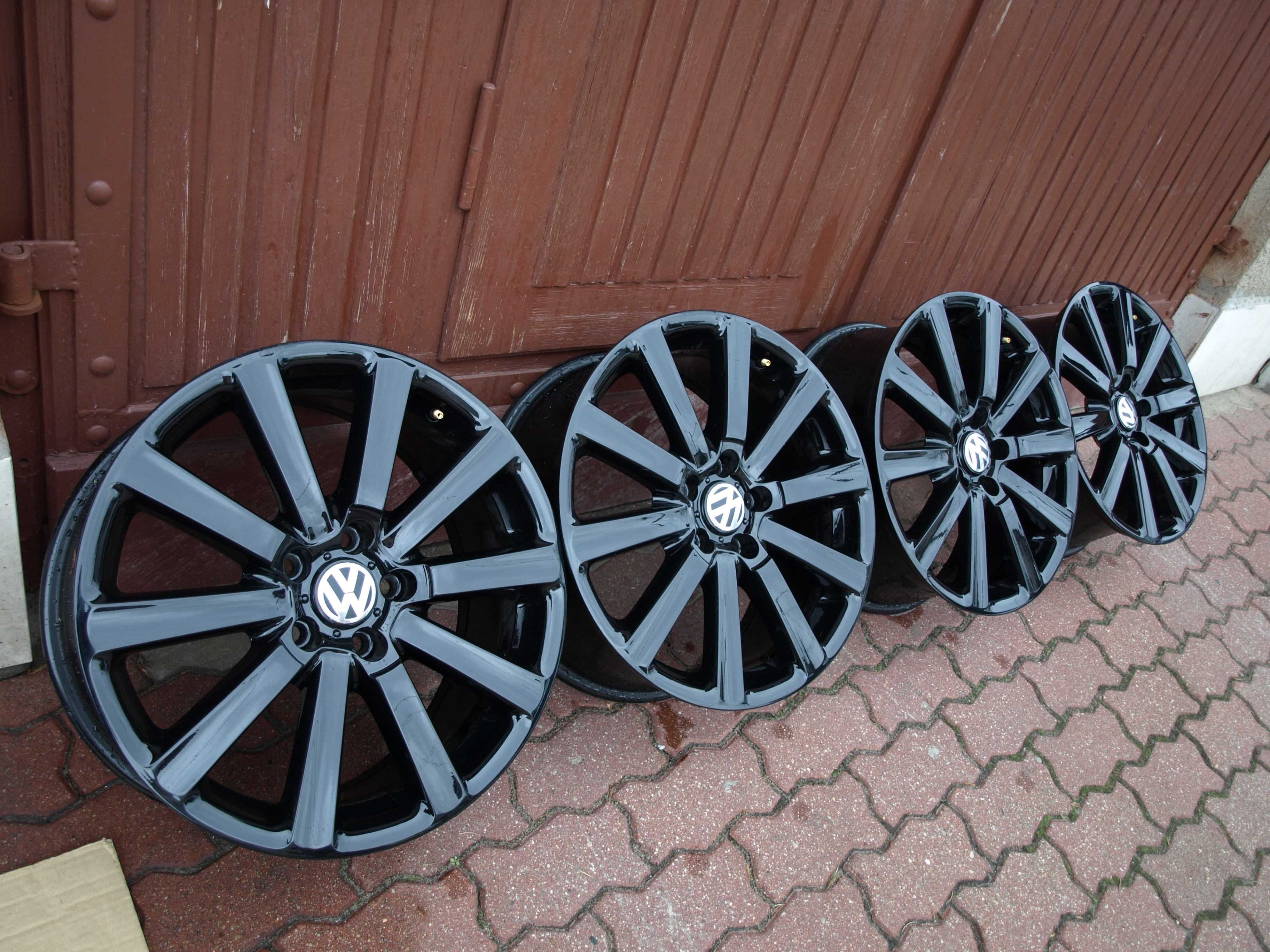 Oryginalne felgi VW 7.5X18 ET49 Czarny połysk 5x112 Caddy Passat Golf