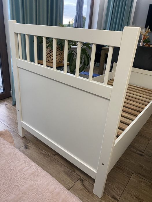 białe łóżko jednoosobowe