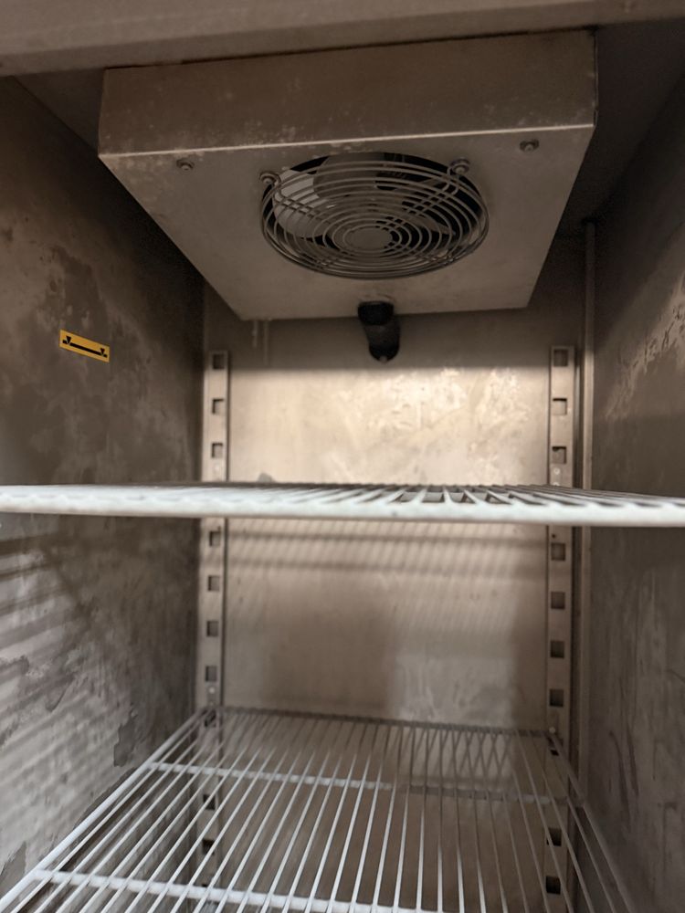 Armario Fagor de Congelação ventilado com prateleiras.