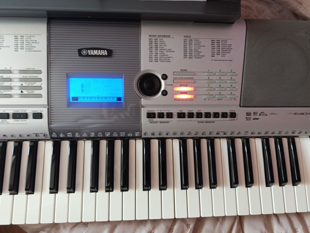 Синтрезатор Yamaha PSR-E403 + блок живлення, пюпітр