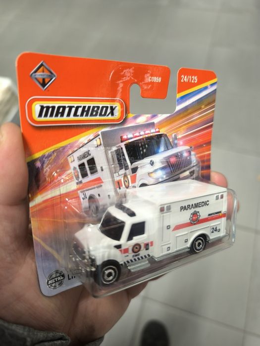 Matchbox/Paramedic/Ambulans/24/125/International Terrastar/Mattel/Nowy