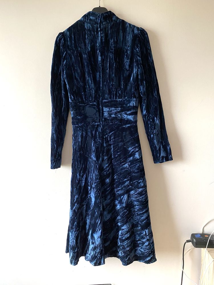 Welurowa niebieska sukienka midi trapezowa vneck aksamitna