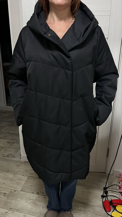 Продам жіночу зимову куртку, угги та ботинки