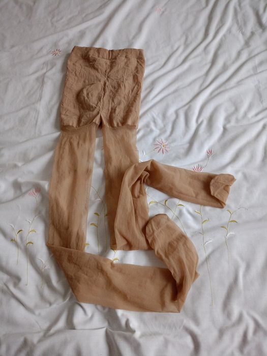 Cienkie beżowe rajstopy.