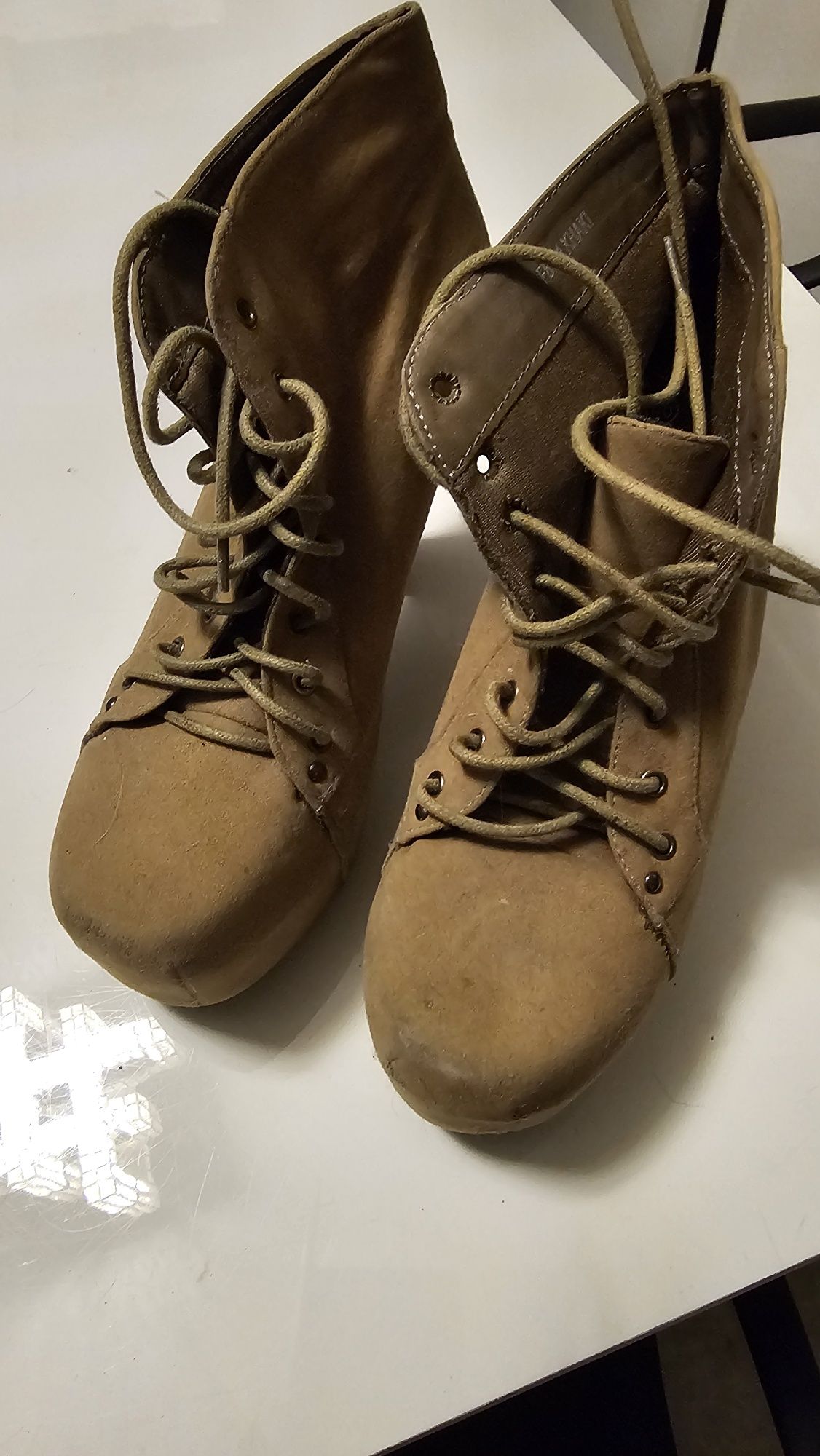 Buty na wysokich spodach 40