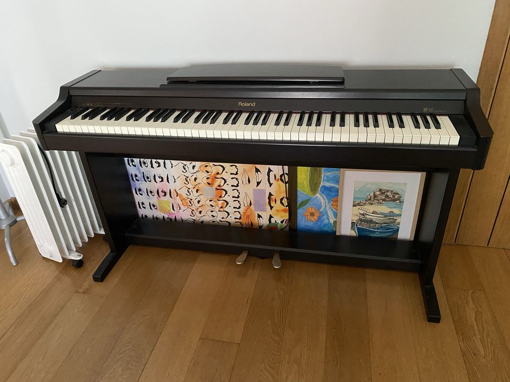 Piano Roland HP137