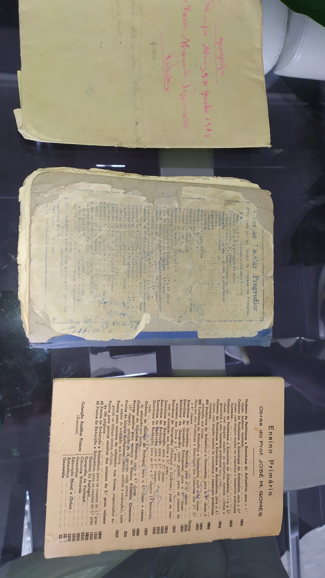 Conjunto antigo de manuais e mapas de geografia com mais de 70 anos