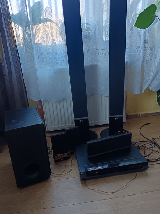 Kino domowe z odtwarzaczem DVD LG HT552PH