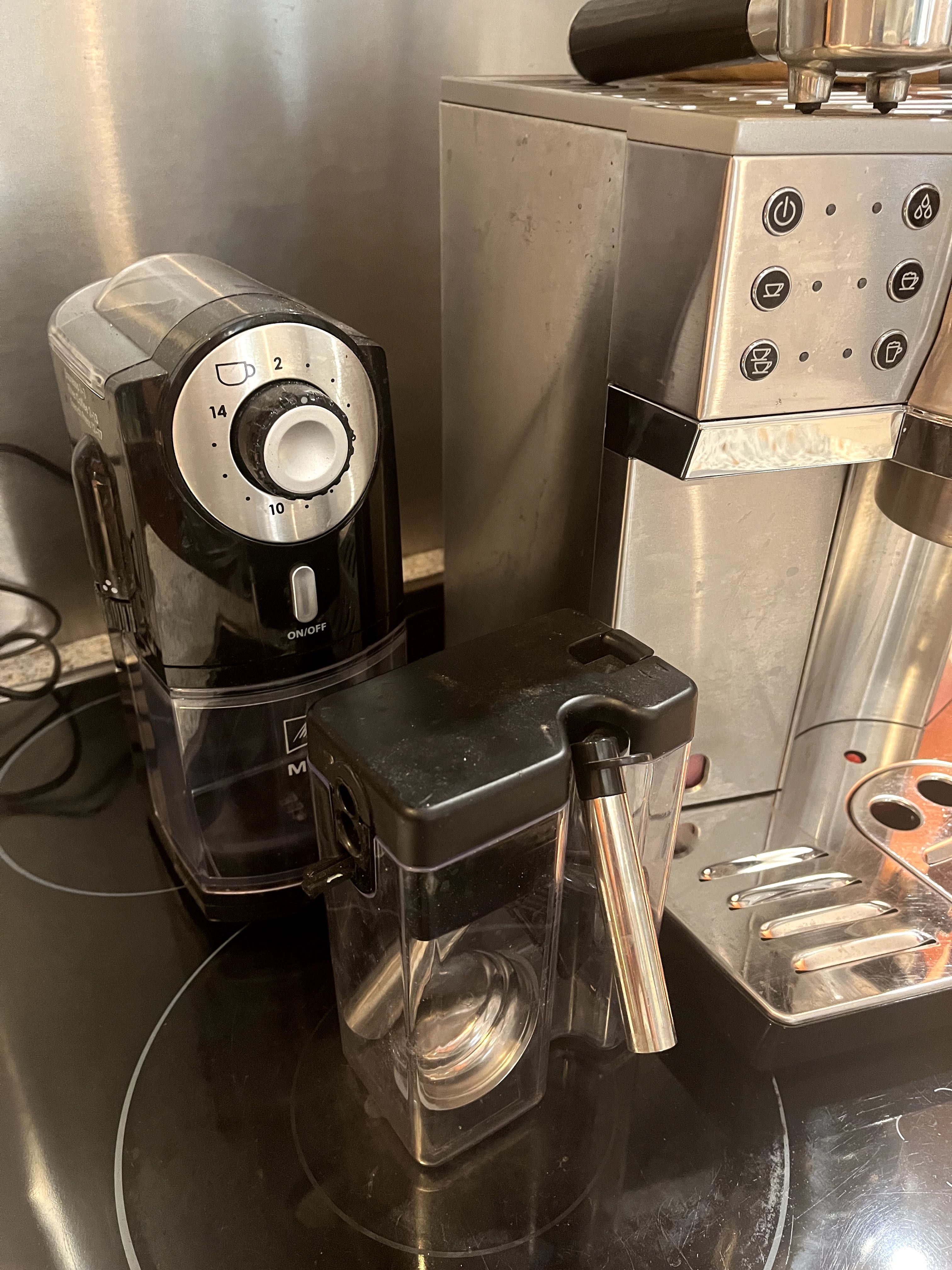 Ekspres korbowy De'Longhi EC 860.M z młynkiem Melitta Molino