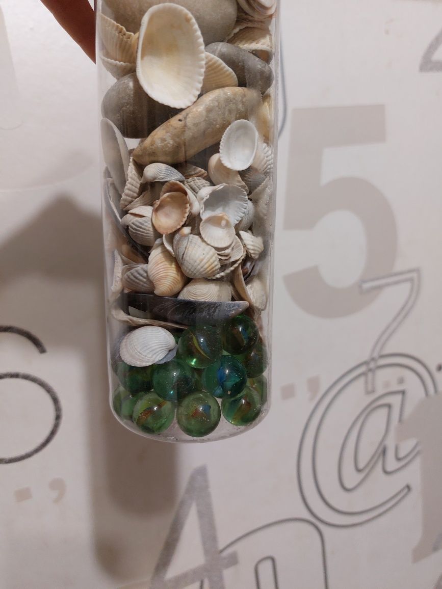 Камінчики, морські камінчики та ракушки в ємкості 19×6
Для декору, де