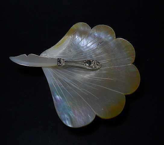 Розетка и нож для икры